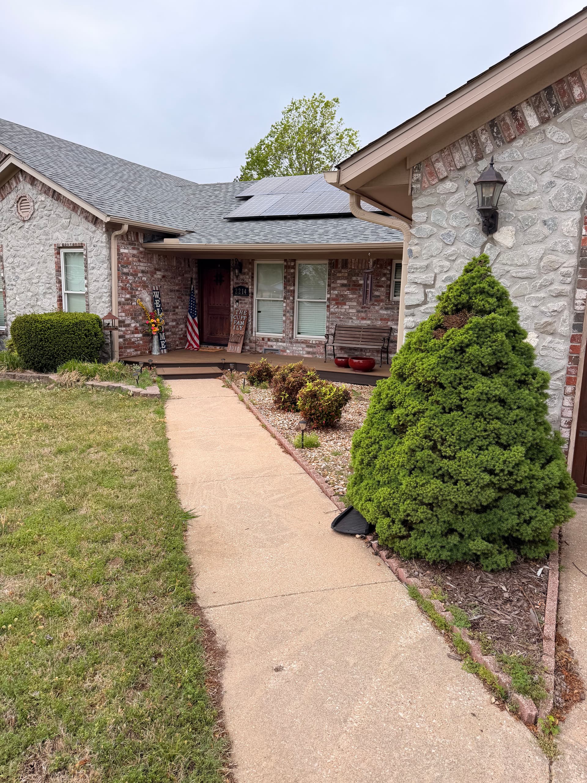Gallery photos for Front Yard Landscape Beds Removed and Rebuilt with White Gravel: Image #3