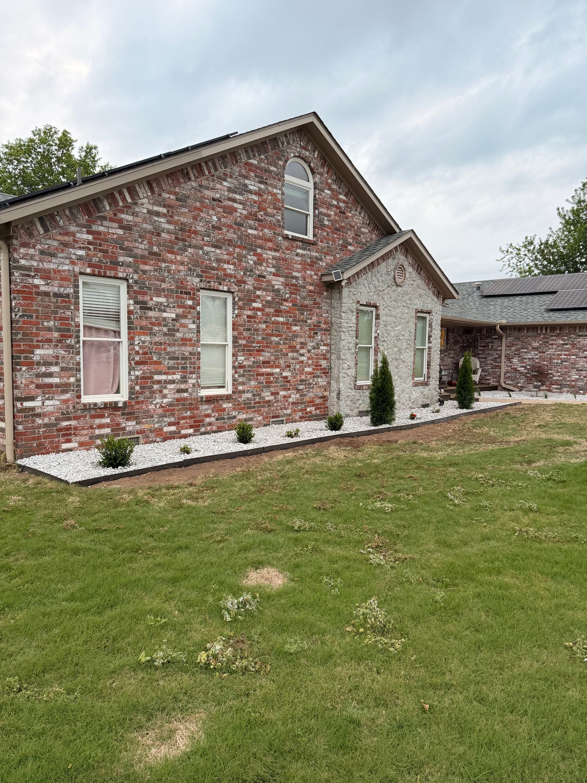 Gallery photos for Front Yard Landscape Beds Removed and Rebuilt with White Gravel: Image #4
