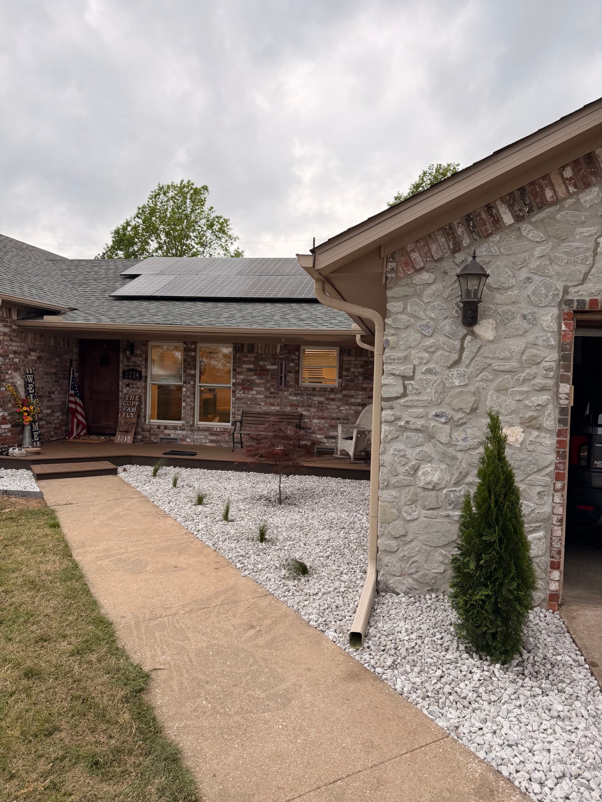 Gallery photos for Front Yard Landscape Beds Removed and Rebuilt with White Gravel: Image #5